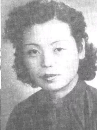 1970 年，陈独秀 58 岁的女儿陈子美身绑 5 个空油桶，带着小儿子偷渡香港