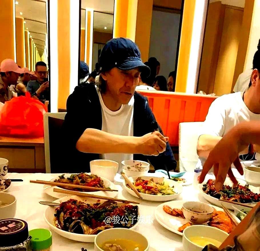 70万签下，转手卖300万
 
当年李修贤把周星驰当筹码，一部片赚两倍。
 
万