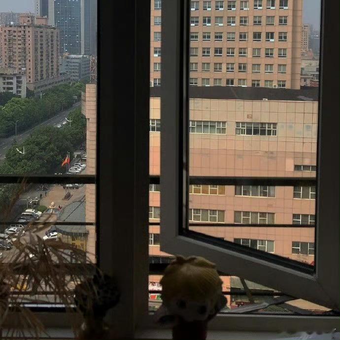 回忆，我发现，可能是不可靠的东西；常常被你回忆时的环境所大大地扭曲。——石黑一雄