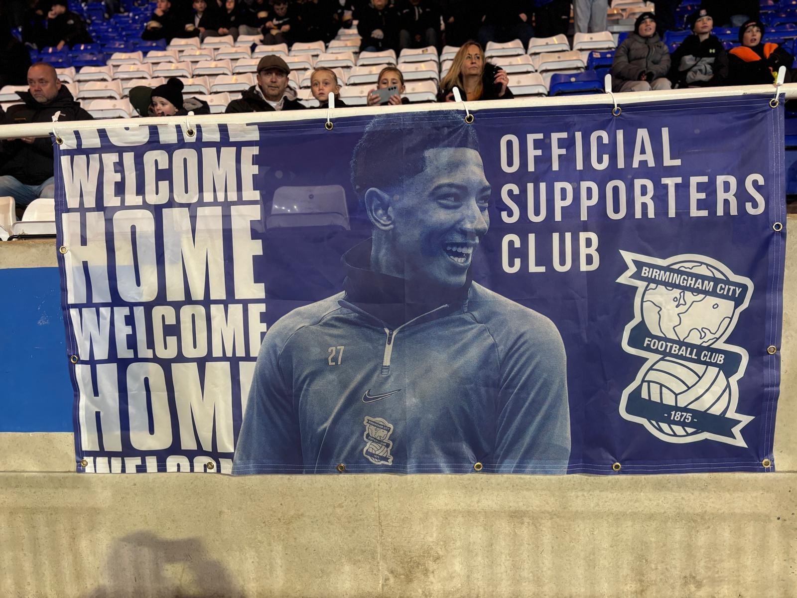 伯明翰球迷欢迎乔布回到母队主场的条幅💙