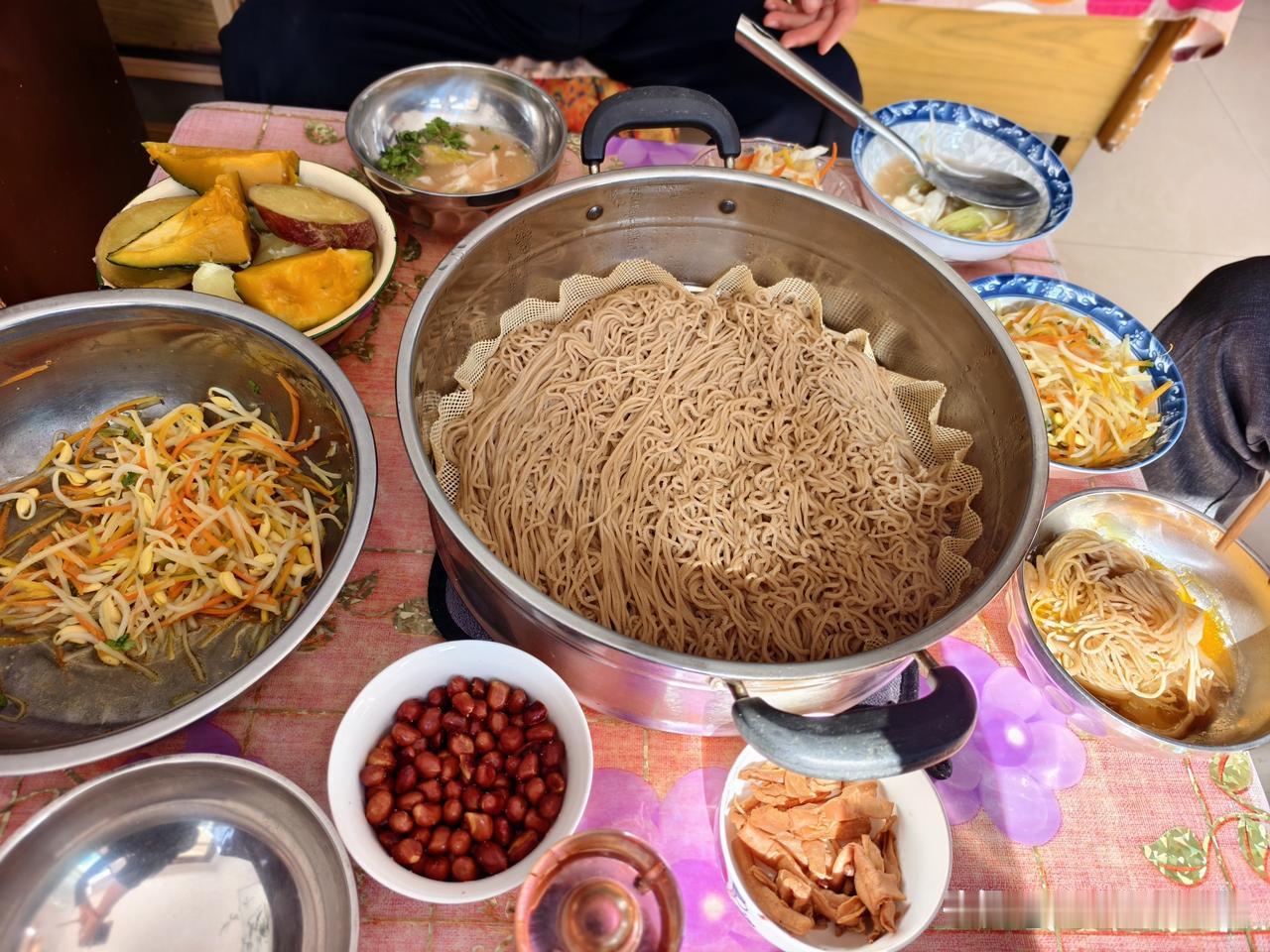 秋日生活打卡季 山西偏关猫姐最喜欢去娘家蹭饭吃了，因为大厨猫爸每天都能把普通的生
