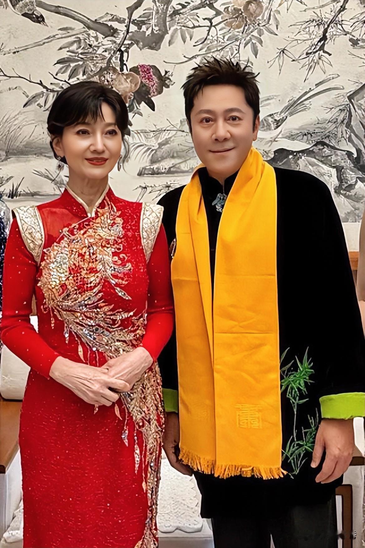 蔡国庆比赵雅芝小14岁，但是这穿搭可真是太“老成”了！

赵雅芝一身红色“秀禾”