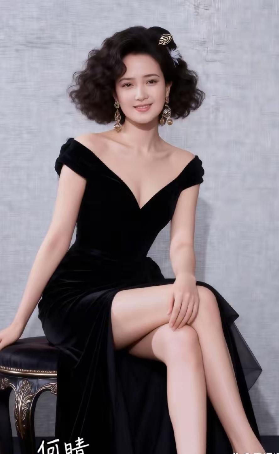 图一是何晴，图二刘亦菲，图三高圆圆，
都是大美女，都是穿的类似的深V晚礼服，何晴