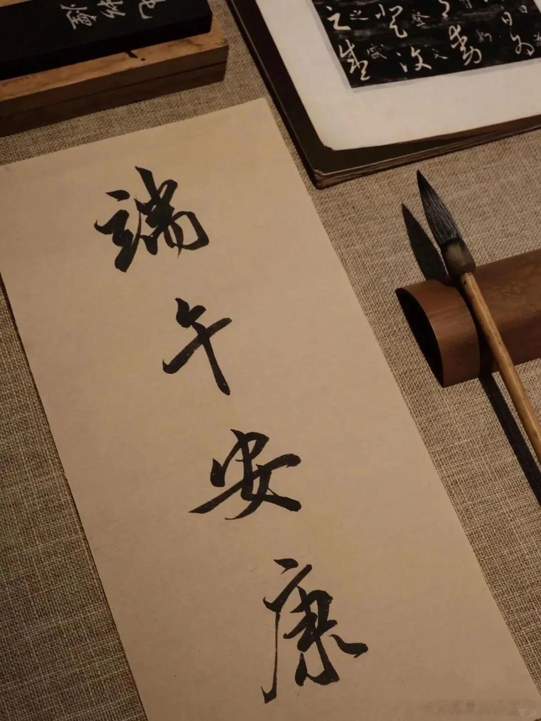 记忆里的端午，总是藏在清晨外婆淘米洗粽叶的哗哗声里。艾草的清香盖过了夏日的燥热，