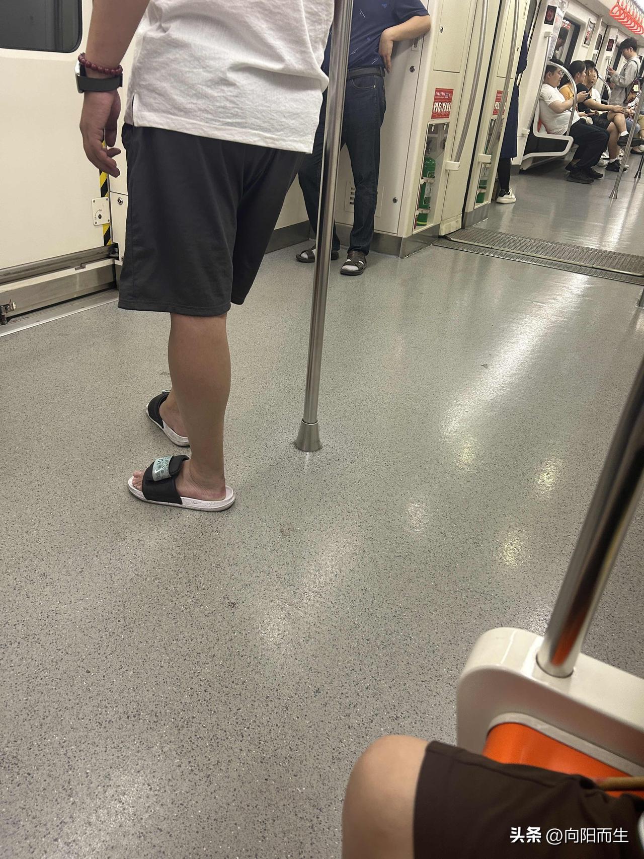 我不能接受男人穿着拖鞋出门，尤其是那种袜子穿凉鞋的。

昨天坐地铁，我就发现很多