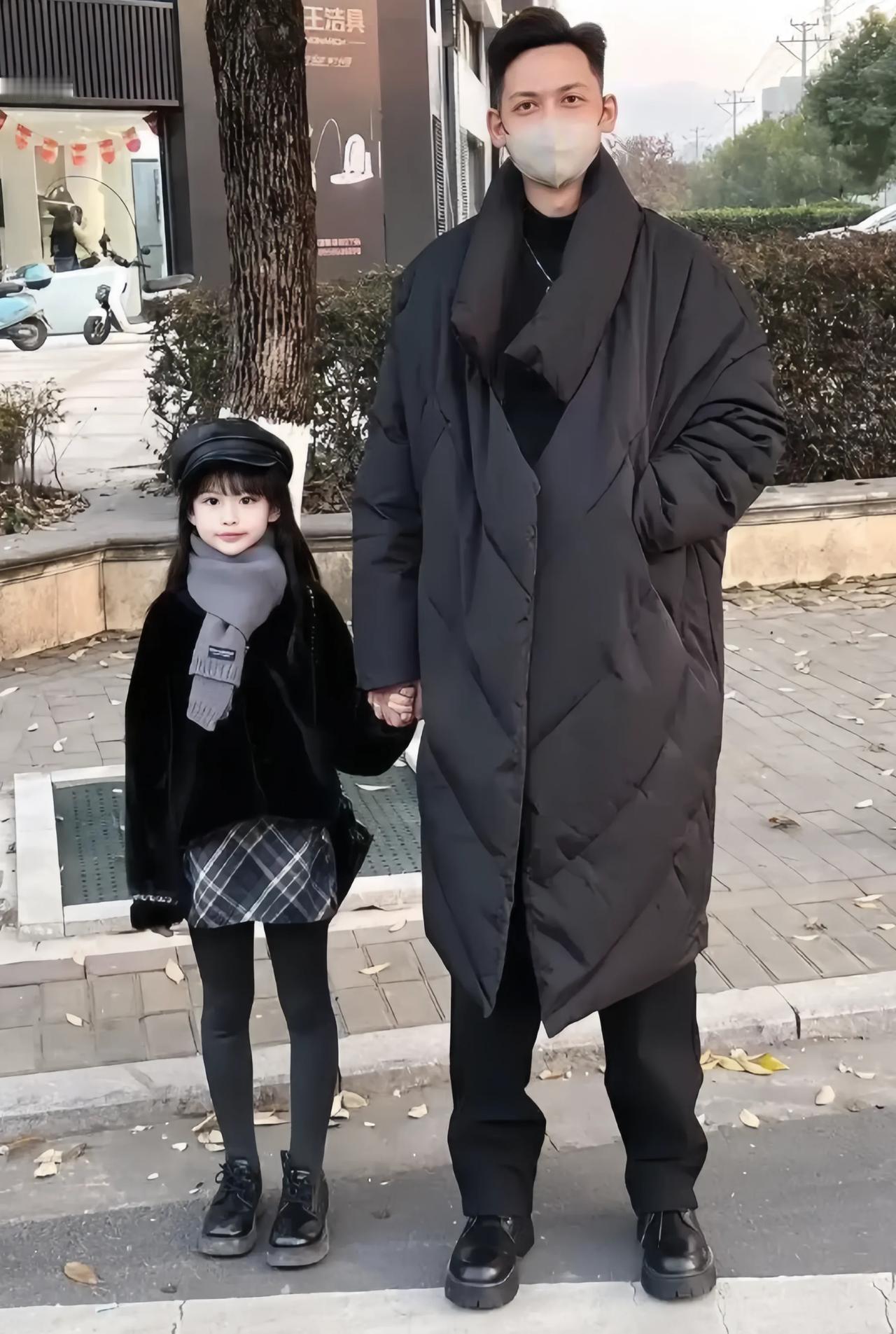 孩子她爸与女儿在一起的合影。
未来女儿也是个大美女了。