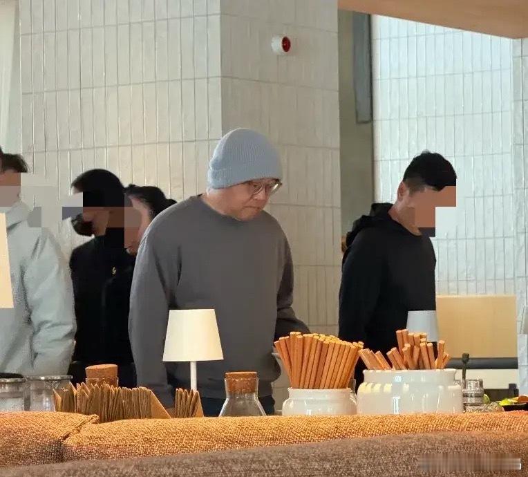 窦唯餐厅被偶遇，身材发福颜值不再，现在看着就是普通的中年大叔！ 