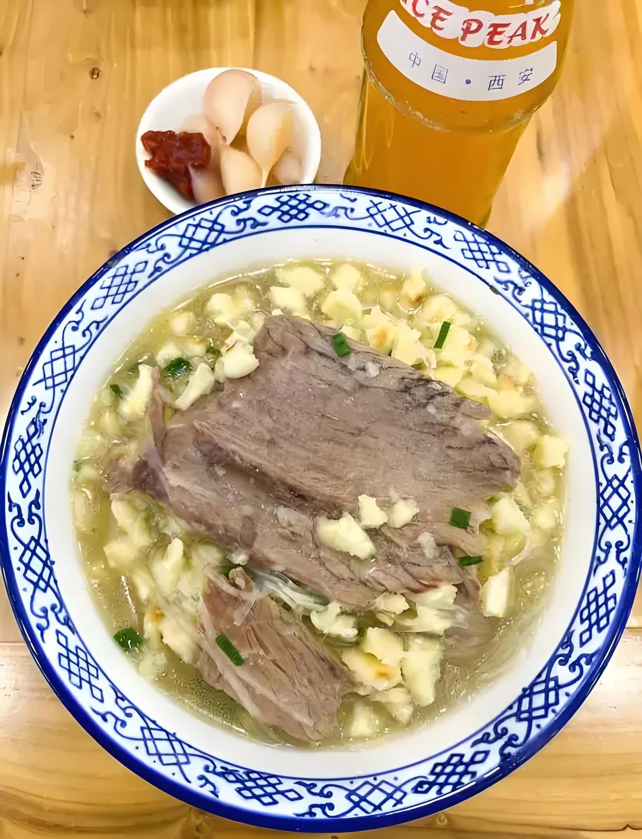 我不敢保证西安的羊肉泡馍，一碗里有超过六、七片肉的，但我敢说那一碗里必然达到三大