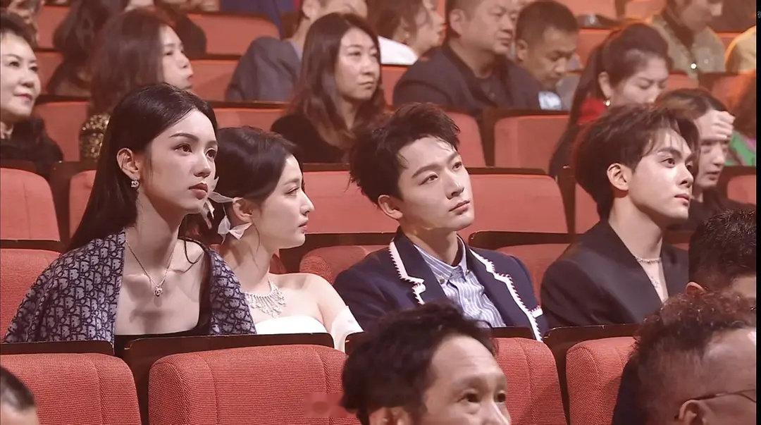 在微视大会上，周也、王楚然、张晚意、曾舜晞同框啦！这画面真是太养眼了，四位优秀的
