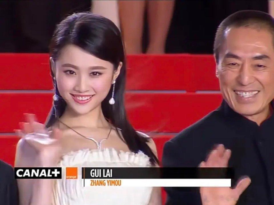 好小啊，眼睛里的单纯感觉像十几岁的老实孩子，高中奖学金领奖台上的好学生感觉 