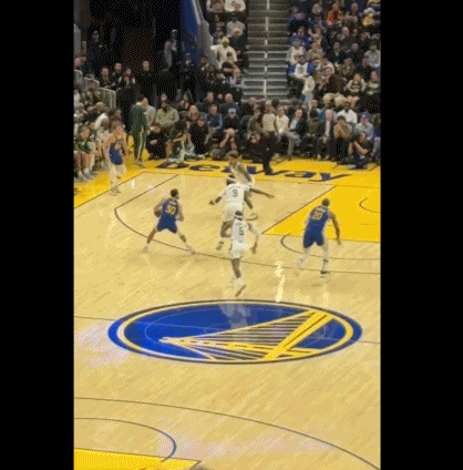 人情世故！桑托斯空位不投给库里投！
在今天NBA常规赛勇士对阵雄鹿的第三节比赛中