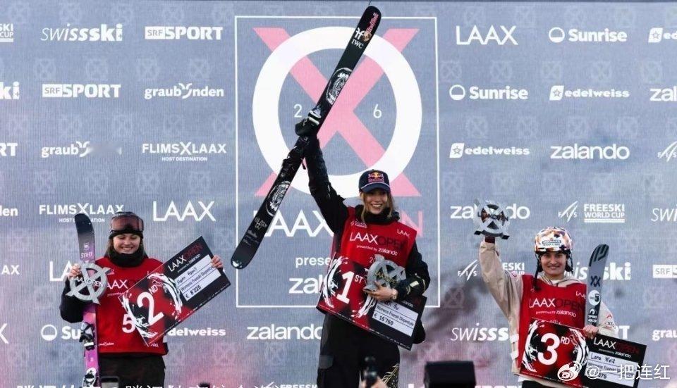 自由式滑雪世界杯瑞士莱克斯站女子坡面障碍技巧决赛，谷爱凌完美表现夺得冠军，这是谷