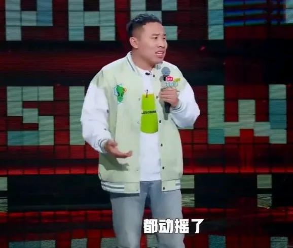 徐志胜的脱口秀真是黔驴技穷了。
徐志胜以最后一名的成绩进入了下一轮。看着替他尴尬