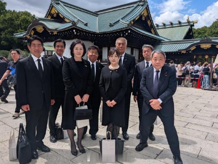 汉奸石平参拜靖国神社看完这张照片，这不就是个小丑吗？像狗一样的小丑