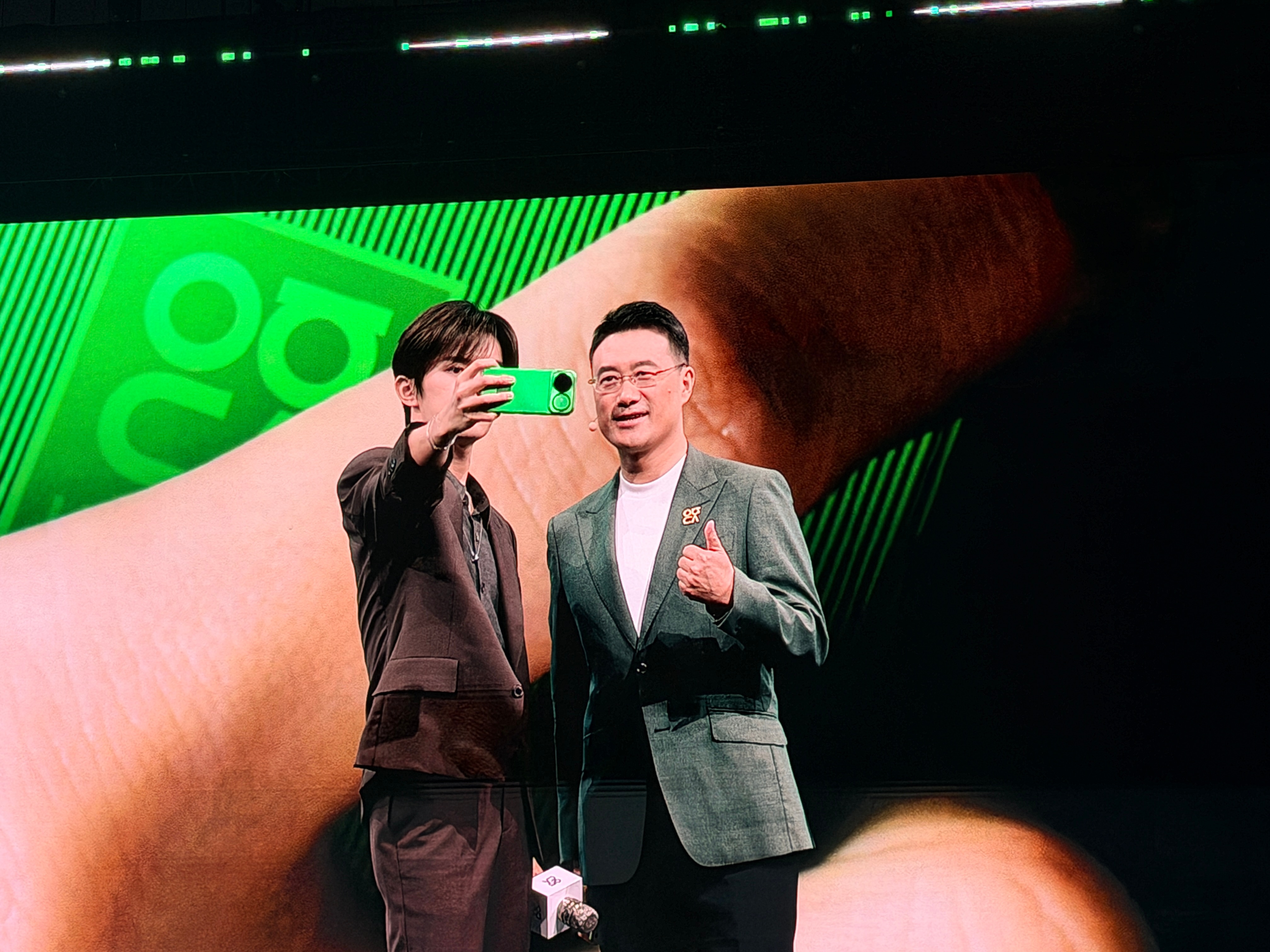 华为何刚晒与易烊千玺合照憋说了~只有羡慕的份儿