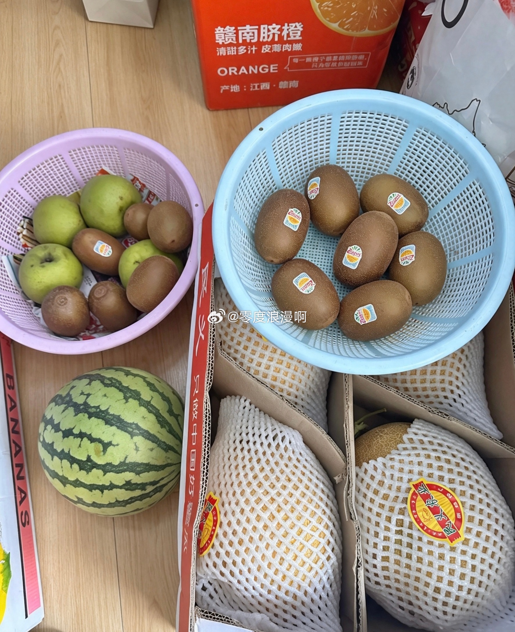 燃烧的陀螺仪  家里堆了好多别人送的水果，猕猴桃🥝🍐蜜瓜西瓜🍉葡萄🍇吃完