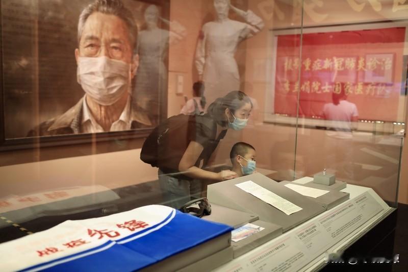 徐会之烈士的家国情怀令人动容且敬佩。他1924年就秘密入党，早早踏上革命道路，2