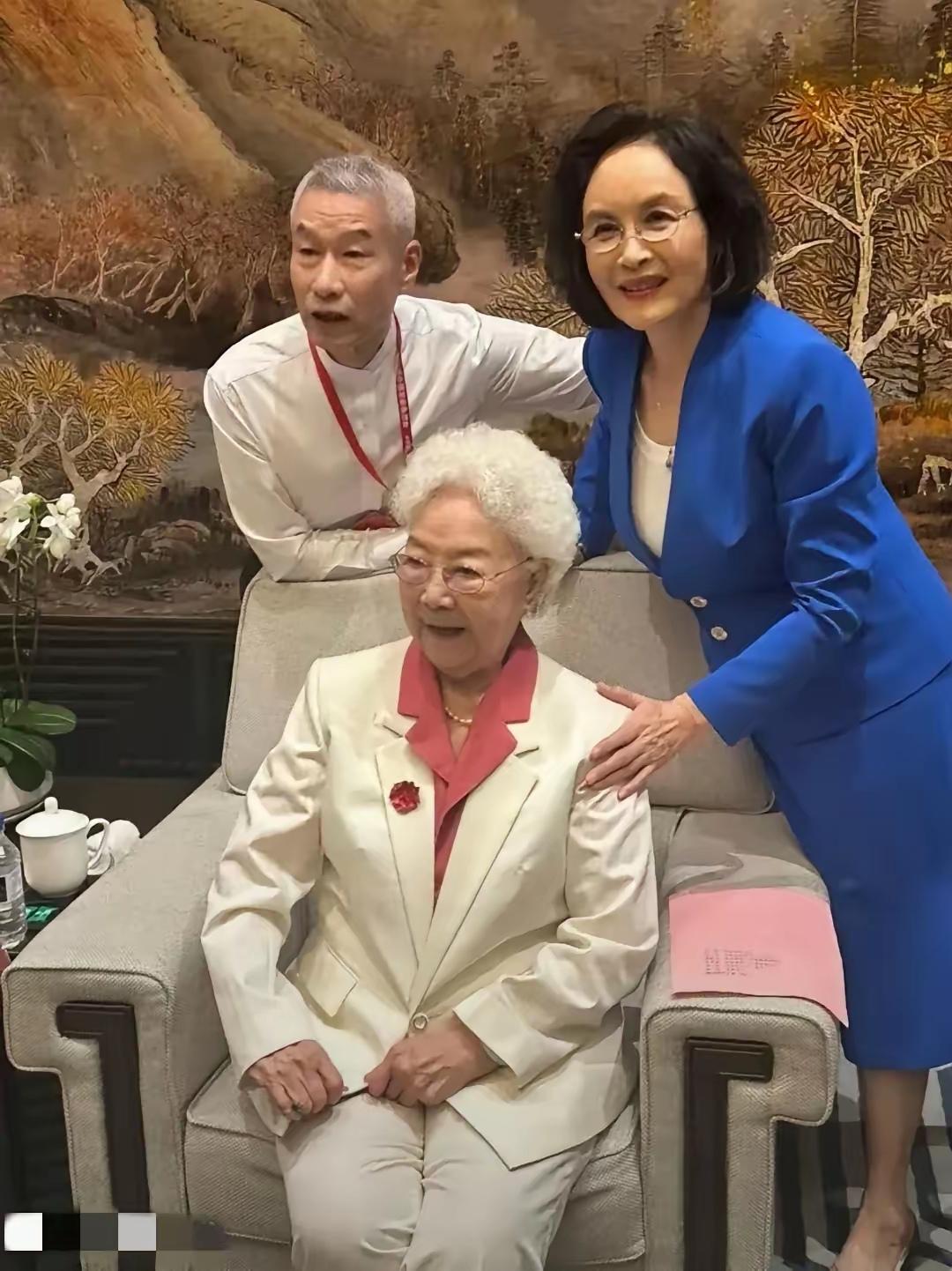 这张照片真的很珍贵！田华奶奶今年97岁了，一位真正的人民艺术家。宋晓英、刘佩奇也
