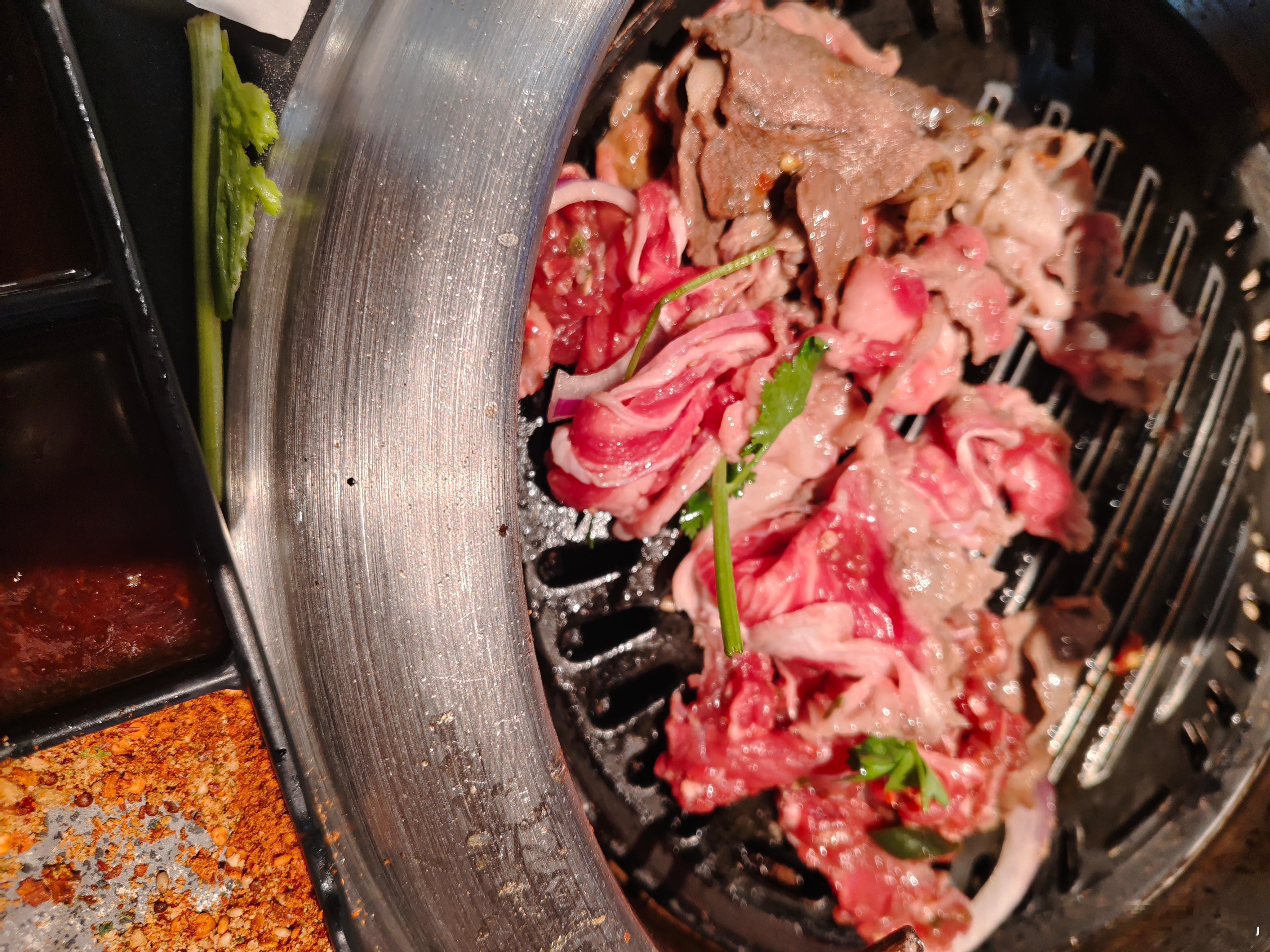 猪瘾犯了疯狂点，疯狂吃自助烤牛肉后面备餐师肯定纳闷前面是不是来了个猪精🐷[太开