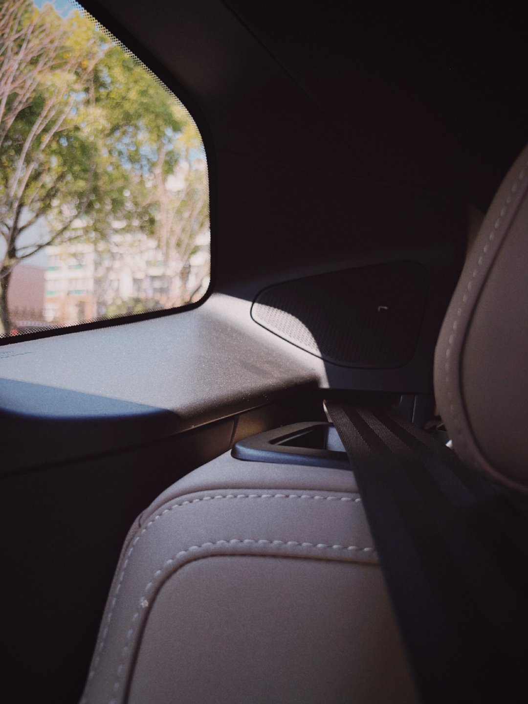 第三次体验沃尔沃XC70，我觉得这是一台同时照顾前排后排的车，后排的座椅工程学和