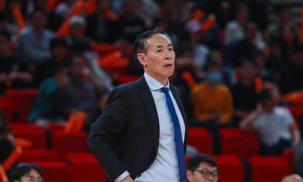【许利民有望成为首位WCBA、CBA双料冠军主帅】在昨晚进行的CBA总决赛G1中