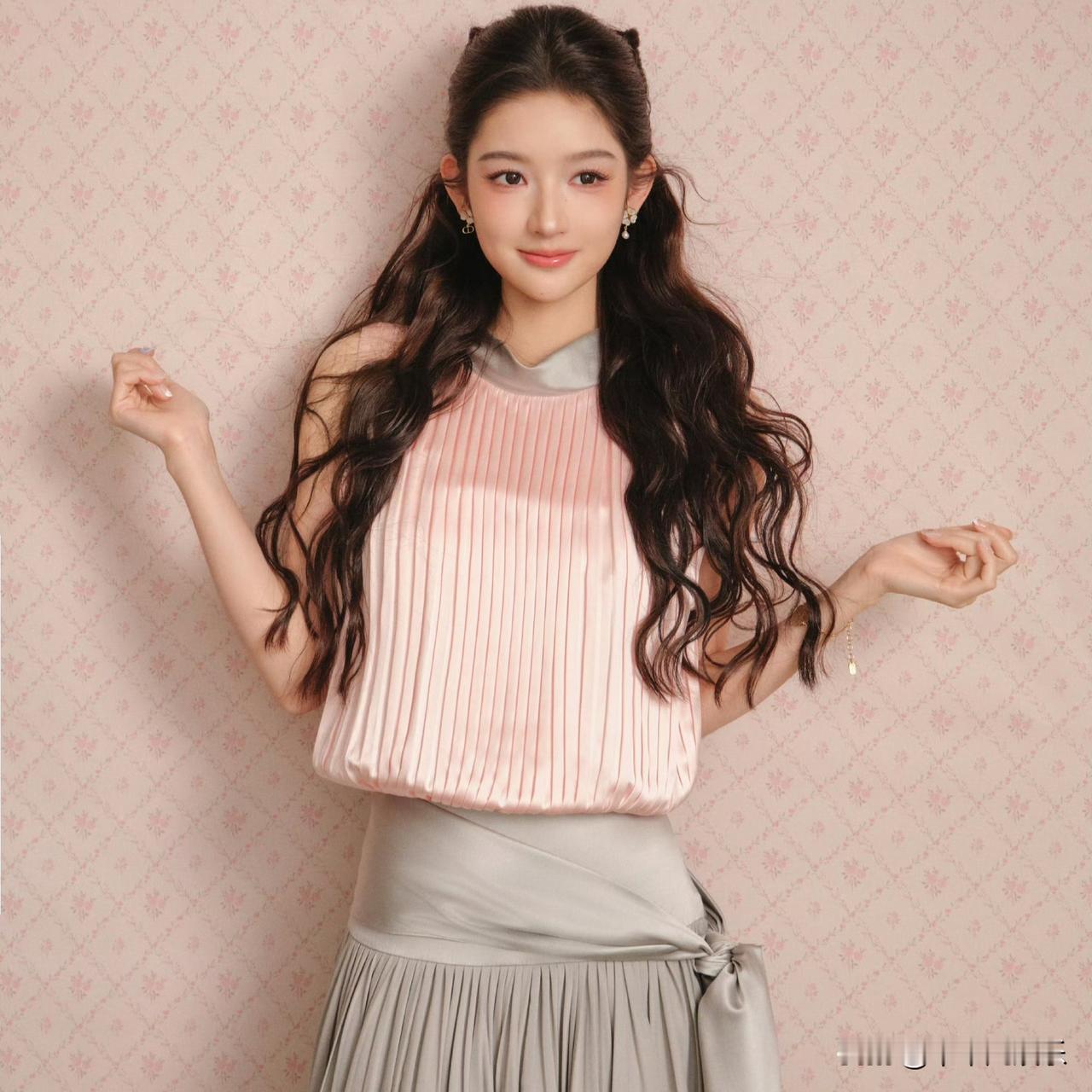 王玉雯自己P图这事儿，可真是让人见识到了她的“反差萌”。不同于许多明星对生图避之