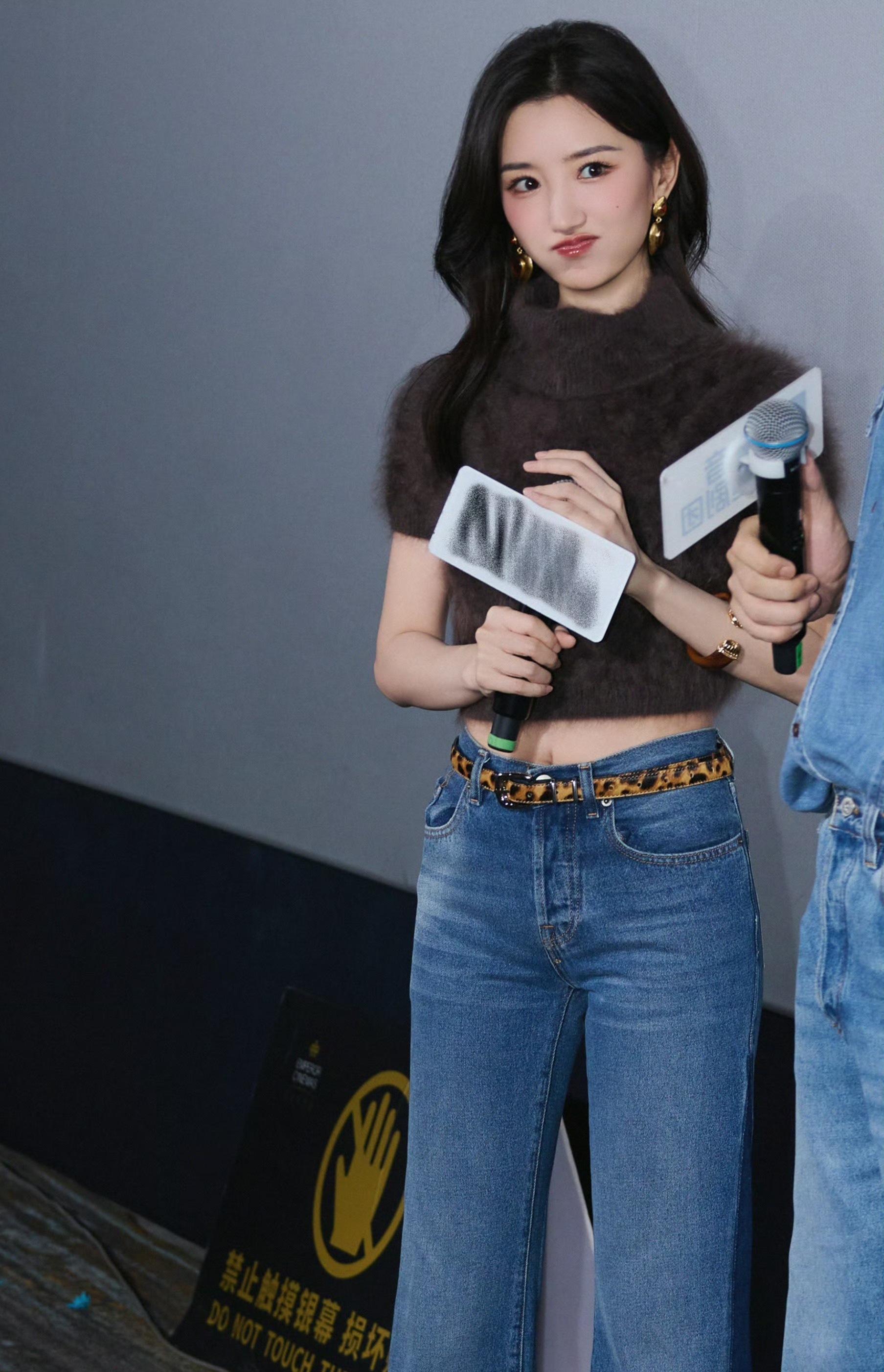 毛晓彤女装牛仔裤 人很美，身材也是顶级，但是这牛仔裤确实做得不大行，版型太不称她