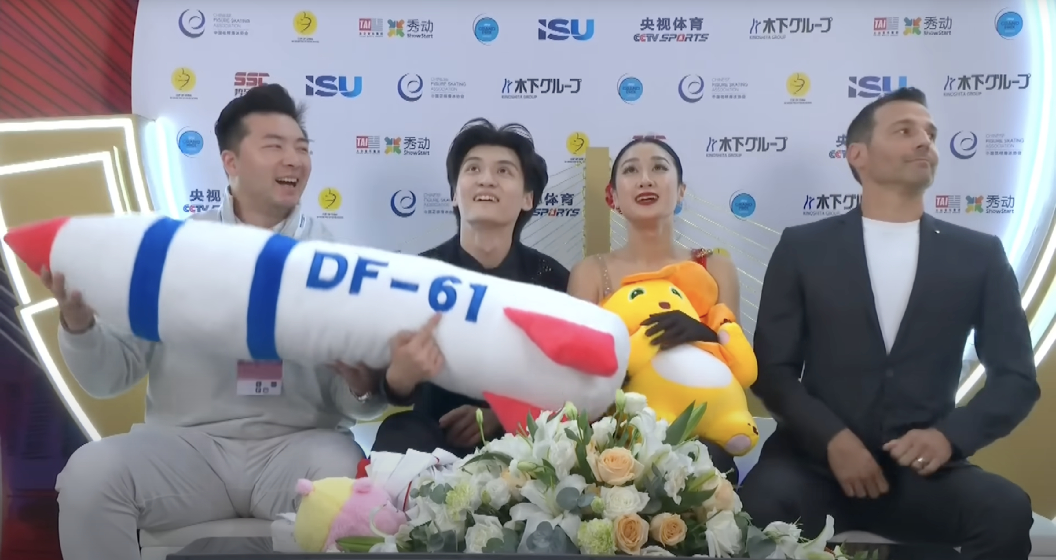 在国际滑联中国杯赛事中，有观众向冰面投掷了一枚标有DF-61字样的毛绒玩偶，中国