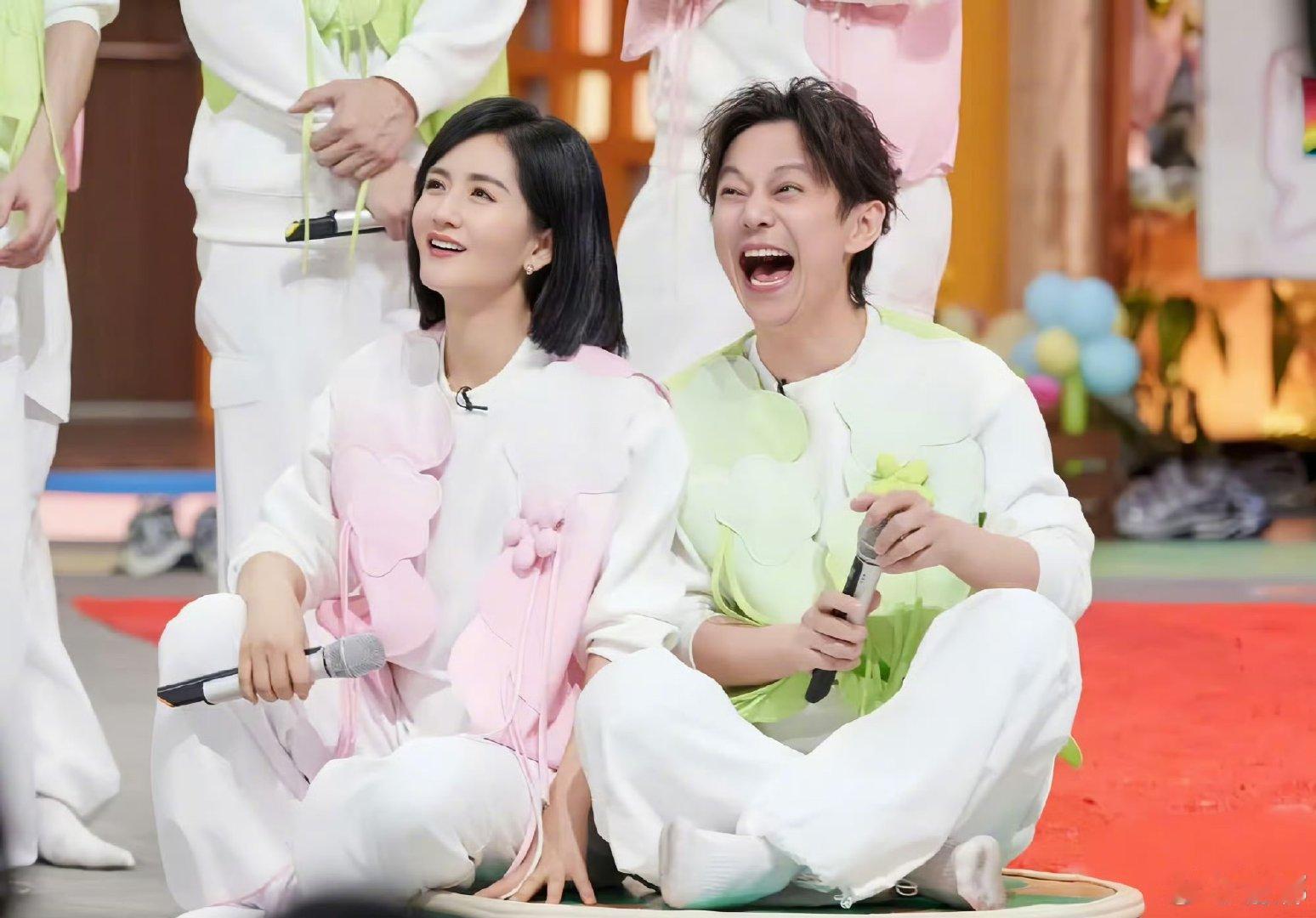 谢娜何炅多多见面谢娜何炅在一起每一天都娜么快乐最好的友谊写照 