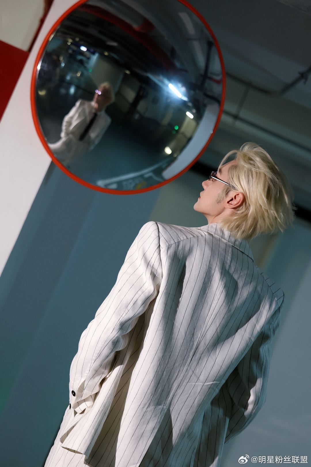 汪铎胸肌富有但不慷慨 近日，汪铎以金发大背头、无框眼镜造型亮相上海时装周，身着修