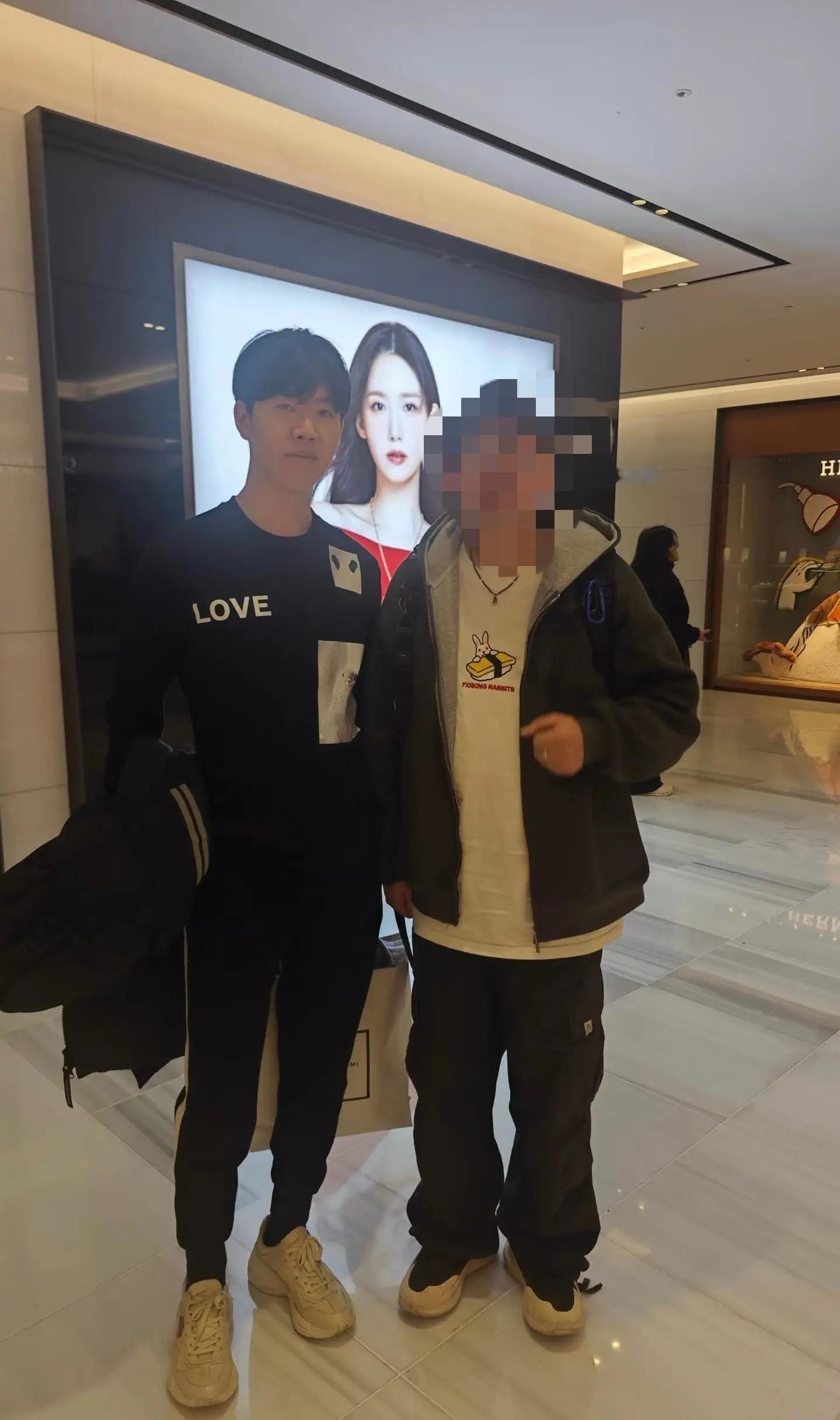 theshy回应下赛季休息 可能途中复出？粉丝首尔偶遇TheShy询问他下赛季还