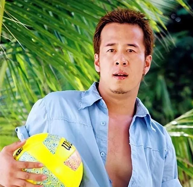 1996年，白雪宣布和杨坤分手，临别前，她扯下脖子上的项链递给杨坤，说道：“留个