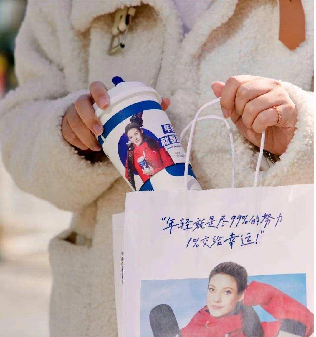 你就该继续贫困！拿4500元最高助学金的女生，每天一杯瑞幸，被同学蹲37天举报