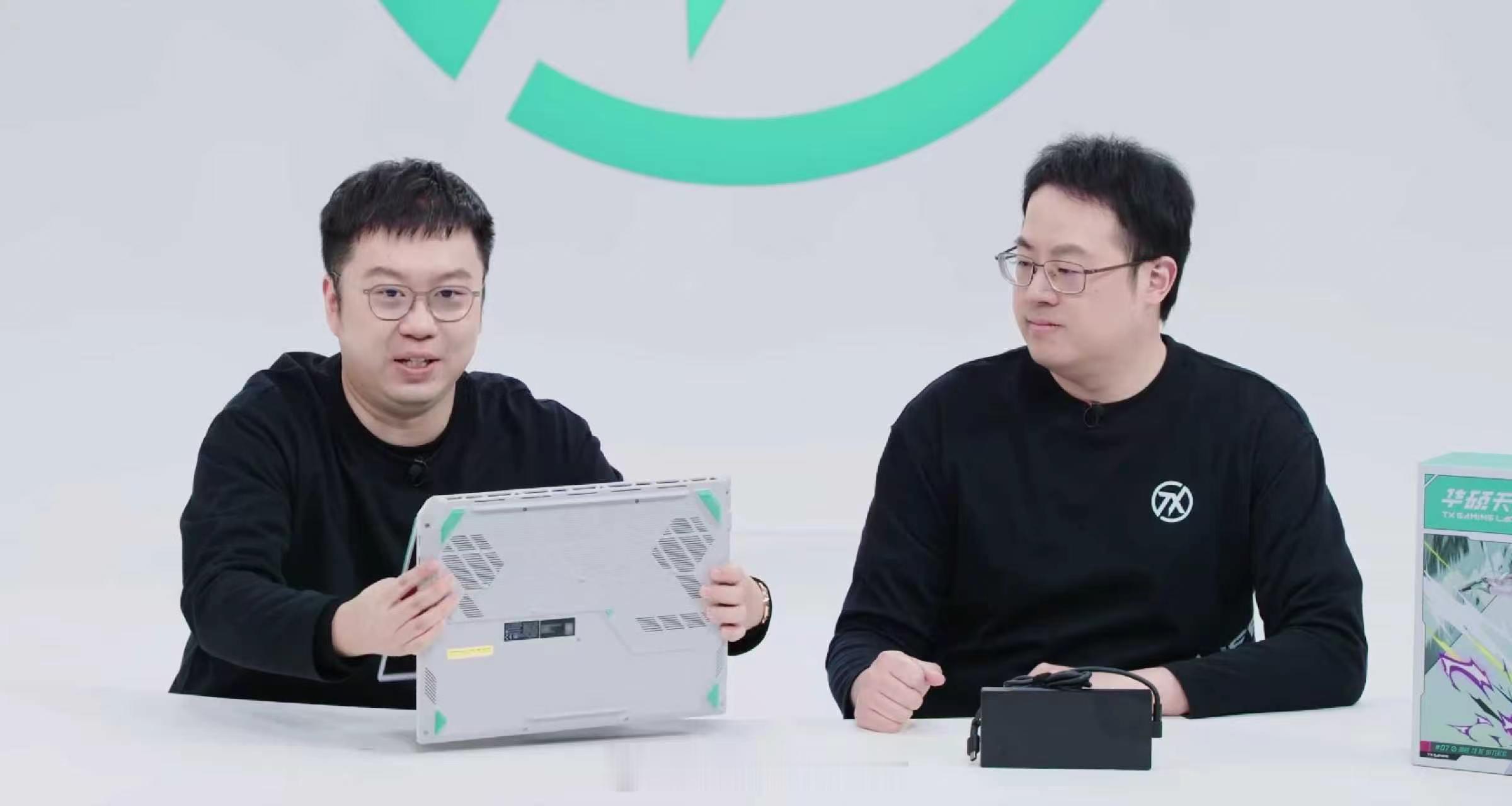 速来围观！笔吧评测室与华硕电脑游戏本产品经理刘熙源硬核开箱ing。重磅新品华硕天