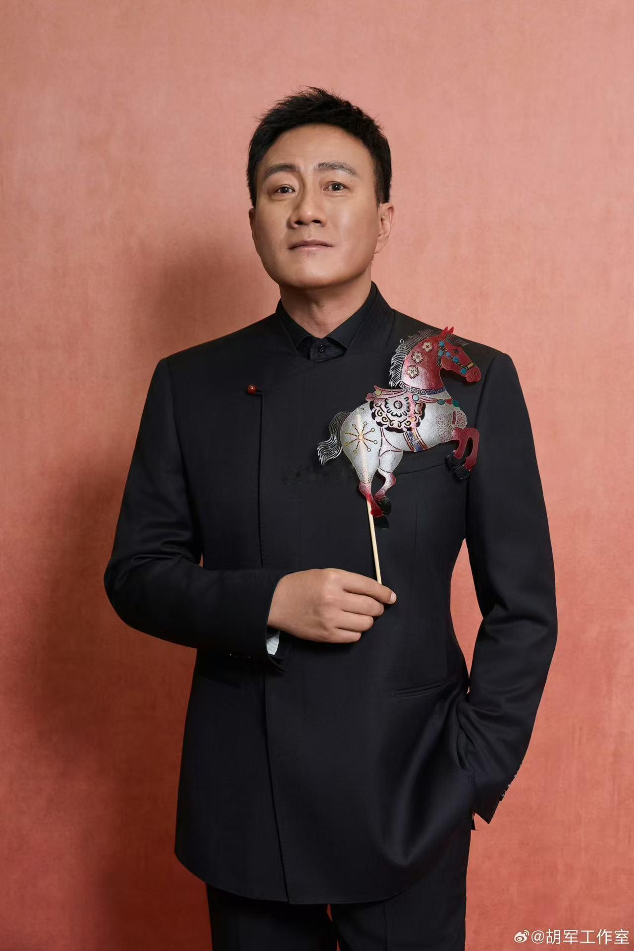 胡军问经纪人瞿颖种几棵草胡军问种草种几棵 没有刻意搞笑的综艺片段最难得，胡军认真