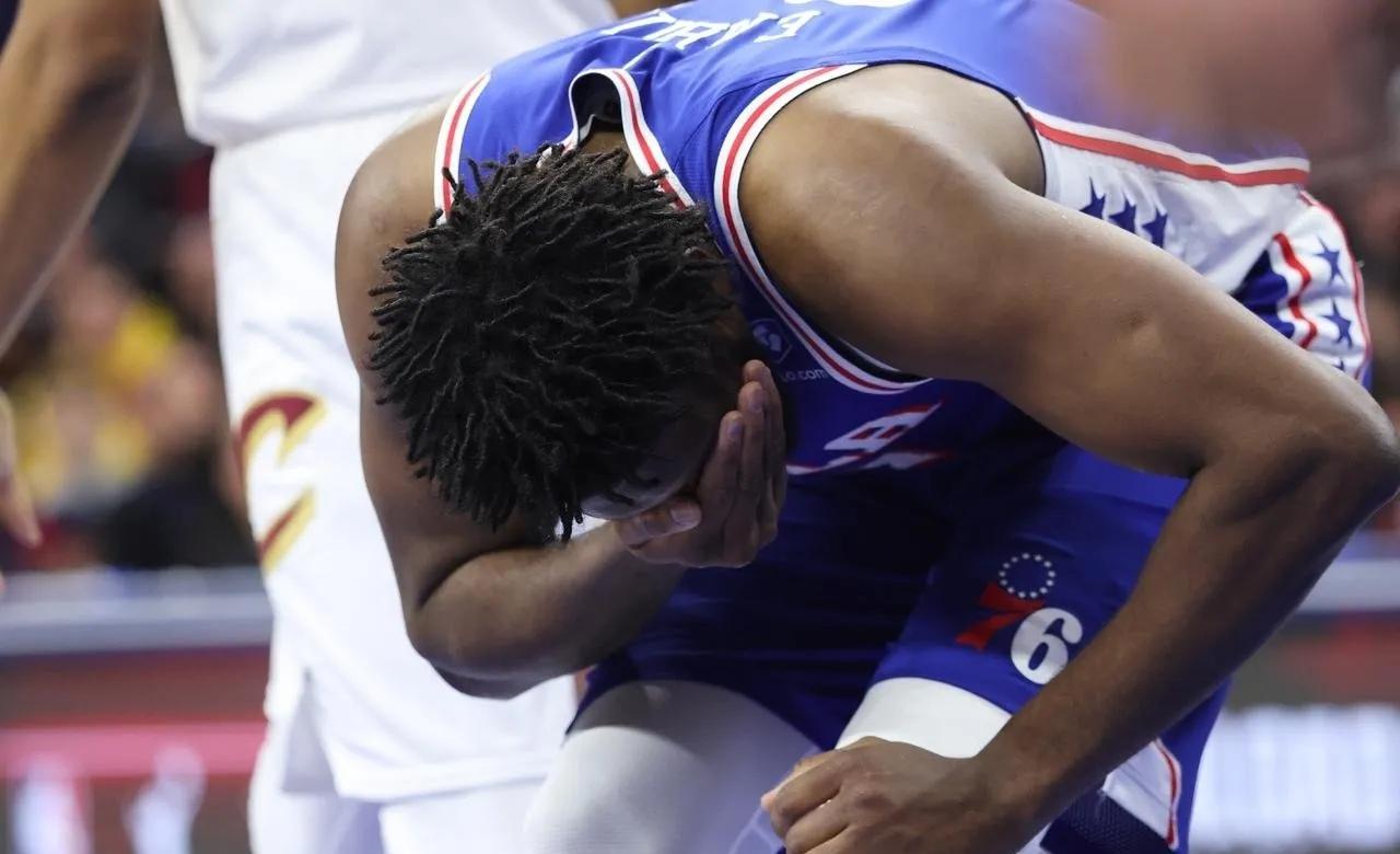 总身价1.45亿却联手合砍51分，正负值-48，费城三巨头今天的表现简直是丢人。