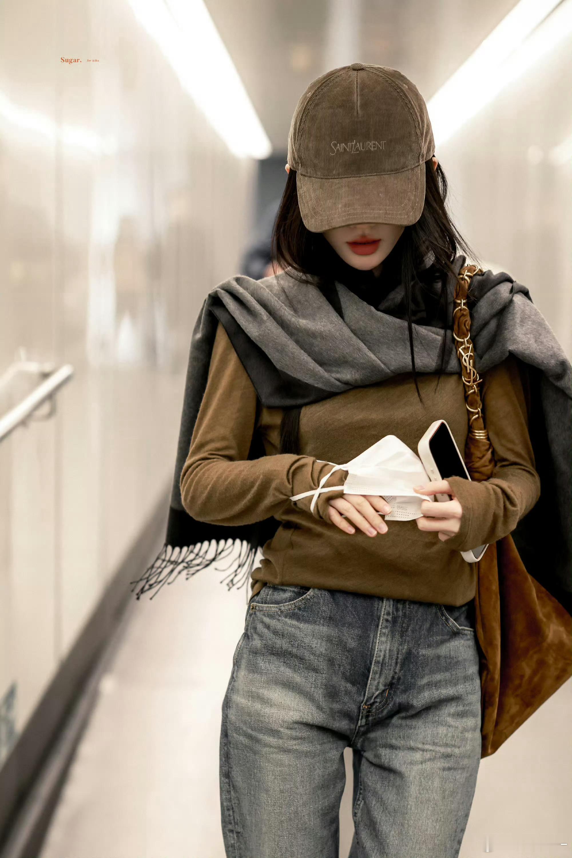 鞠婧祎出发参加星光大赏终于可以看到红毯小鞠了！妹宝还是依旧那么美萌