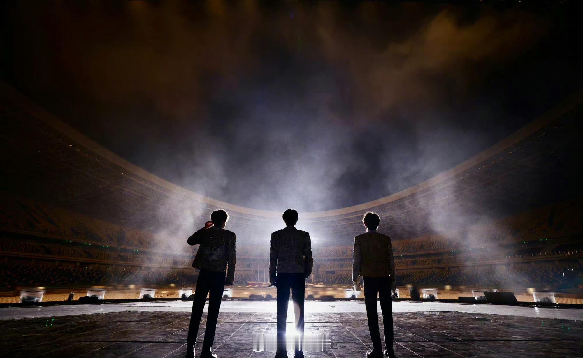 祝TFBOYS组合出道十三周年快乐 TFBOYS换置顶！看得出来TFBOYS真的