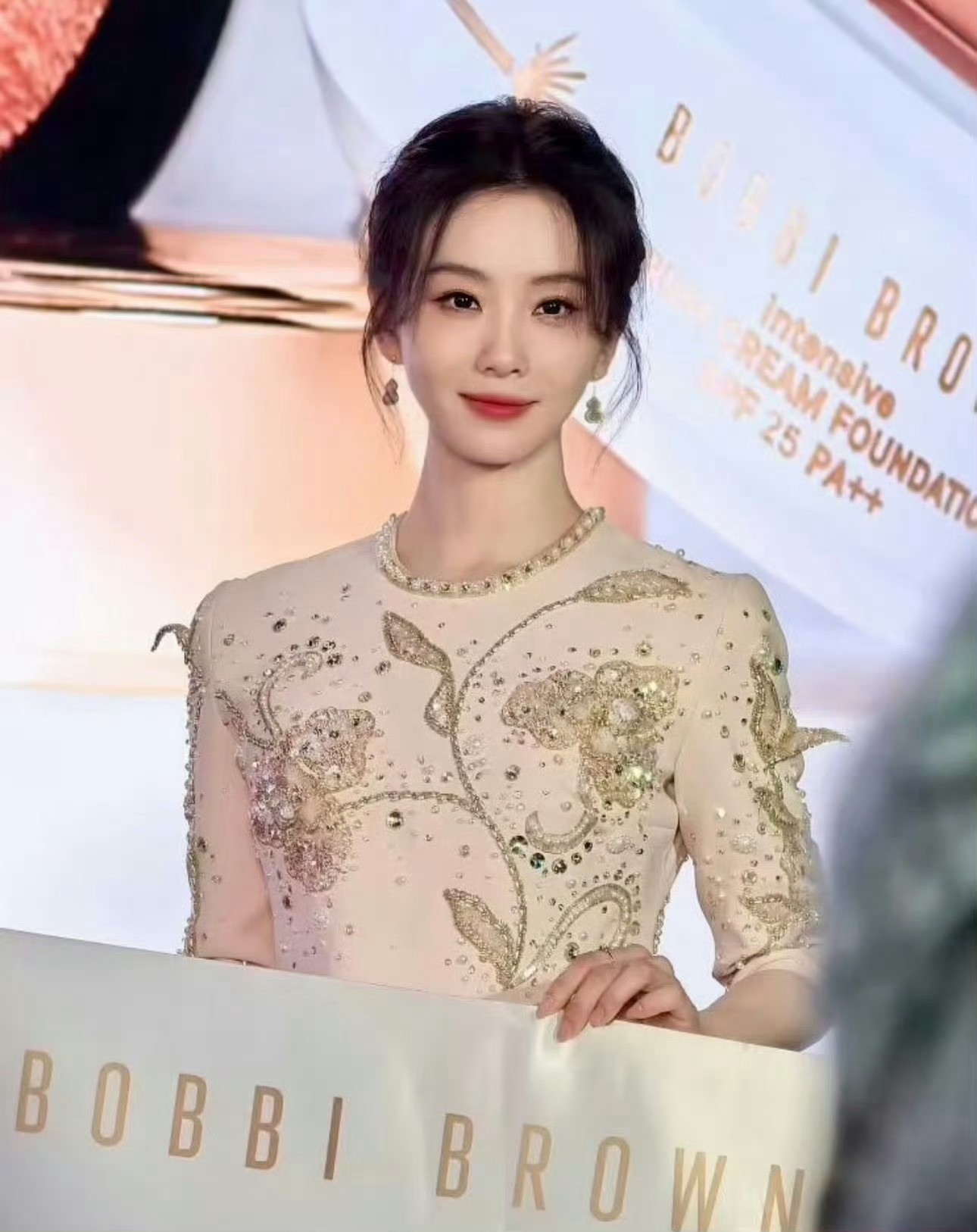 刘诗诗仙女盘发 这个刘诗诗每次营业都是有效营业，美貌一直在线