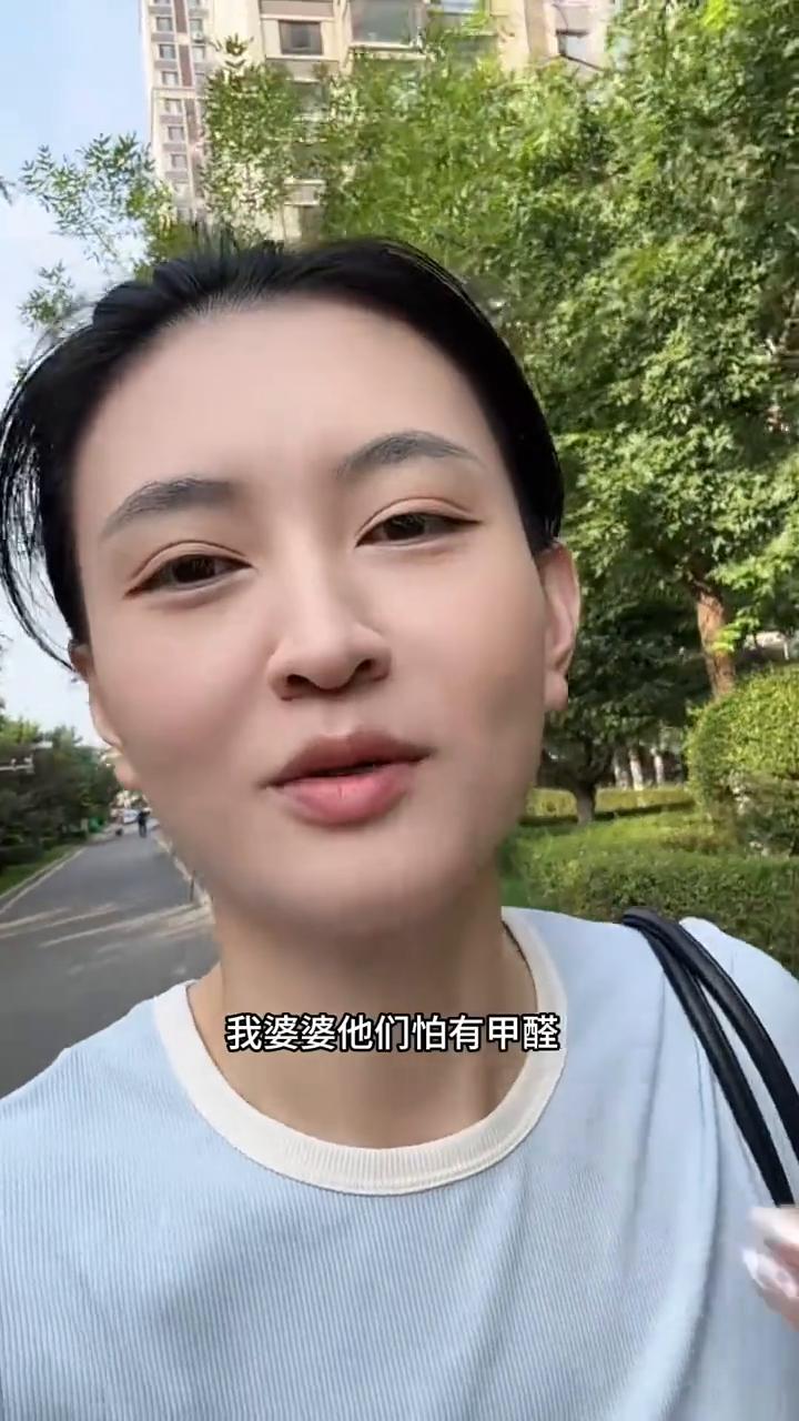吐槽公婆。
昨天我婆婆葡萄扒拉皮放在我嘴里，结婚八年了，我还是会被我婆婆的这种小