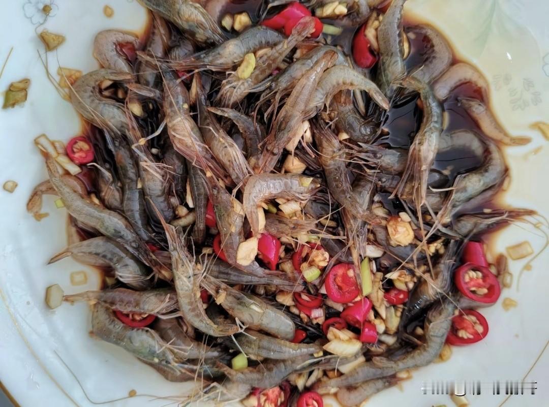 今天看到一博主发布的用野生河虾做生腌的作品，以前只知道海鲜鱼虾、贝类做生腌菜，有