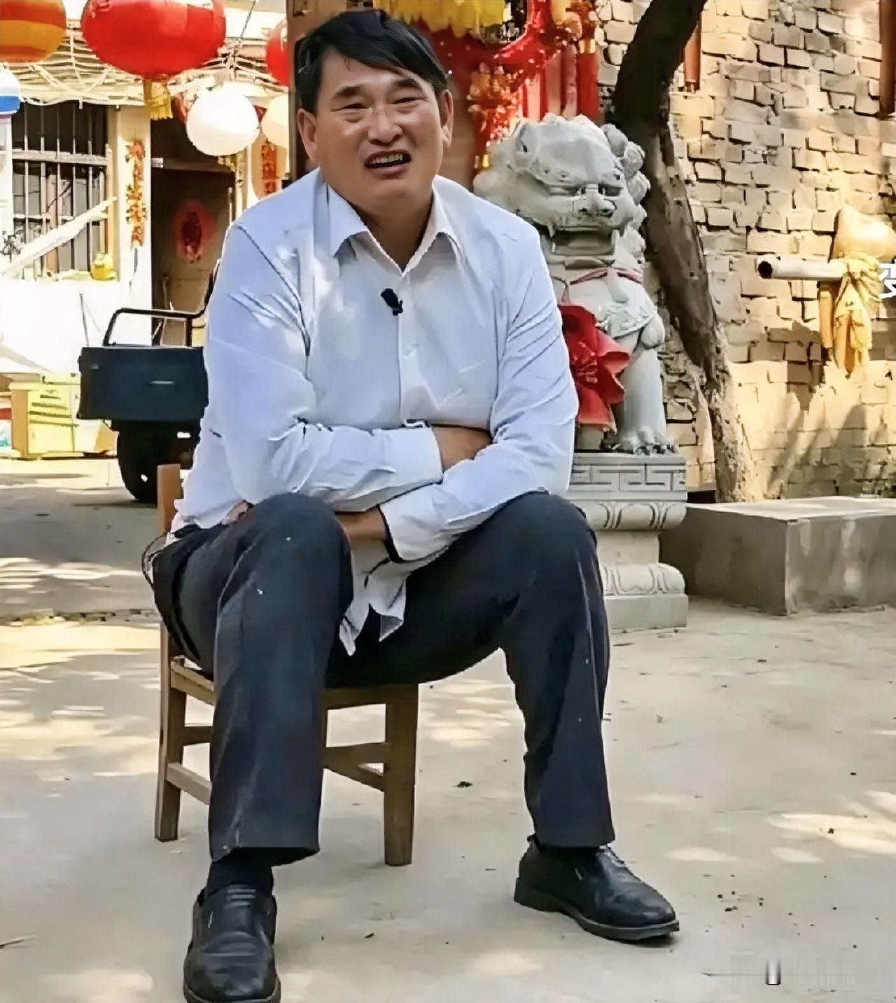 有人说大衣哥，典型的重男轻女。
女儿出嫁时，没有百万嫁妆，没有豪车相送，只有一辆