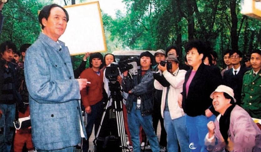 1993年电影《重庆谈判》拍摄现场，前右一导演李前宽，前右二肖桂云历史影像 ​​
