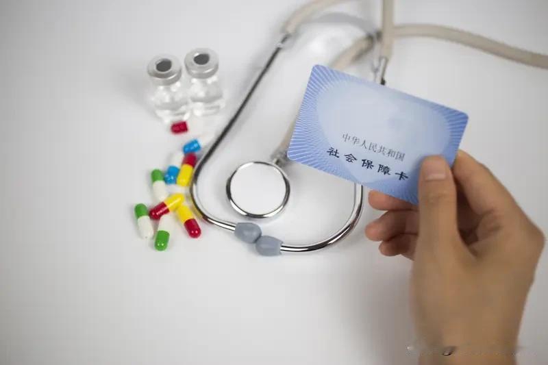 临时异地医保报销比例不应被降低，要维护投保人的权益。
医保基金的钱本就是所有投保