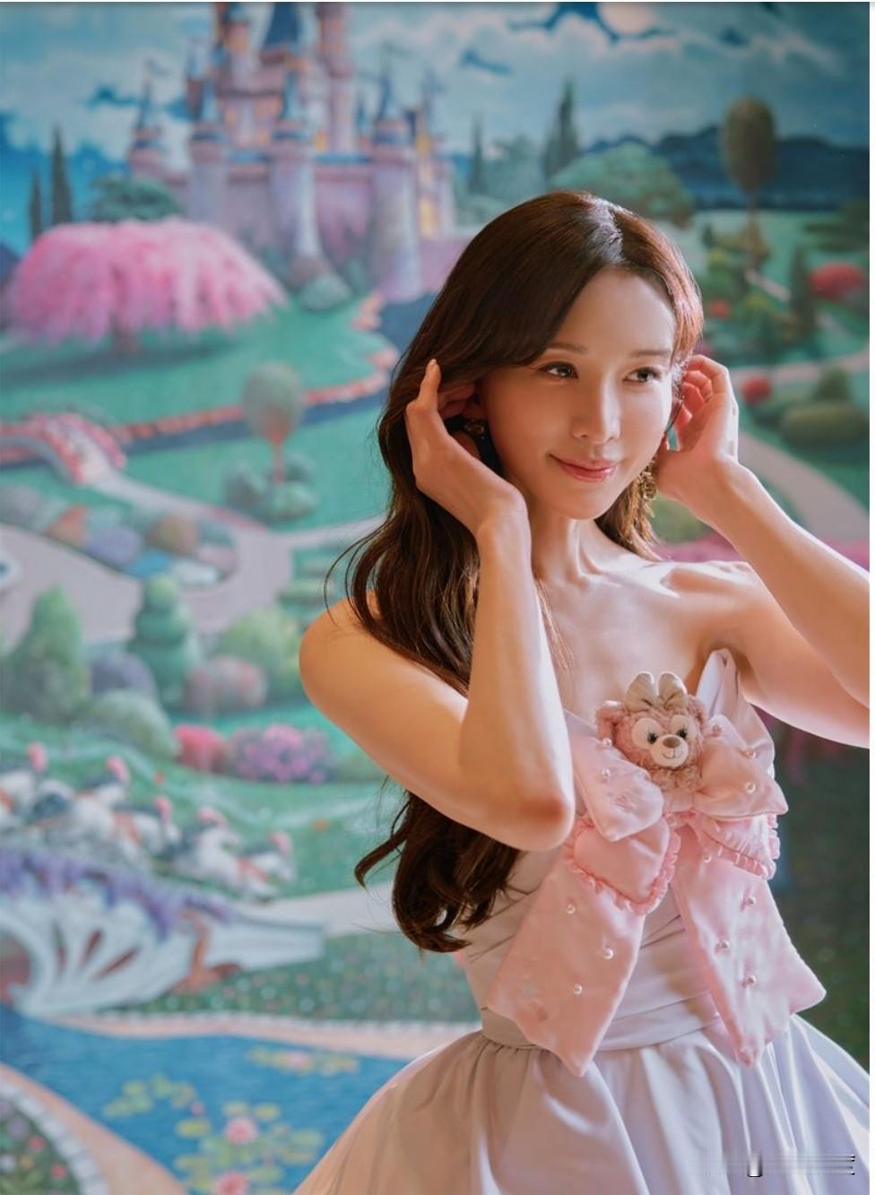 李志玲又回来了，现身上海迪士尼，喊：回家的感觉真好！看来这次过关了！

李志玲拒