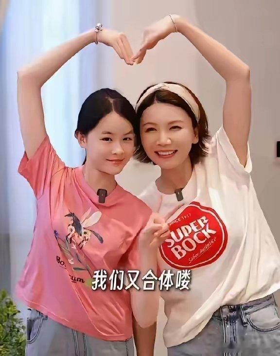 曹曦文晒出和女儿合拍的手势舞视频，同框出镜相似度直接拉满。小姑娘眉眼神态，完完全