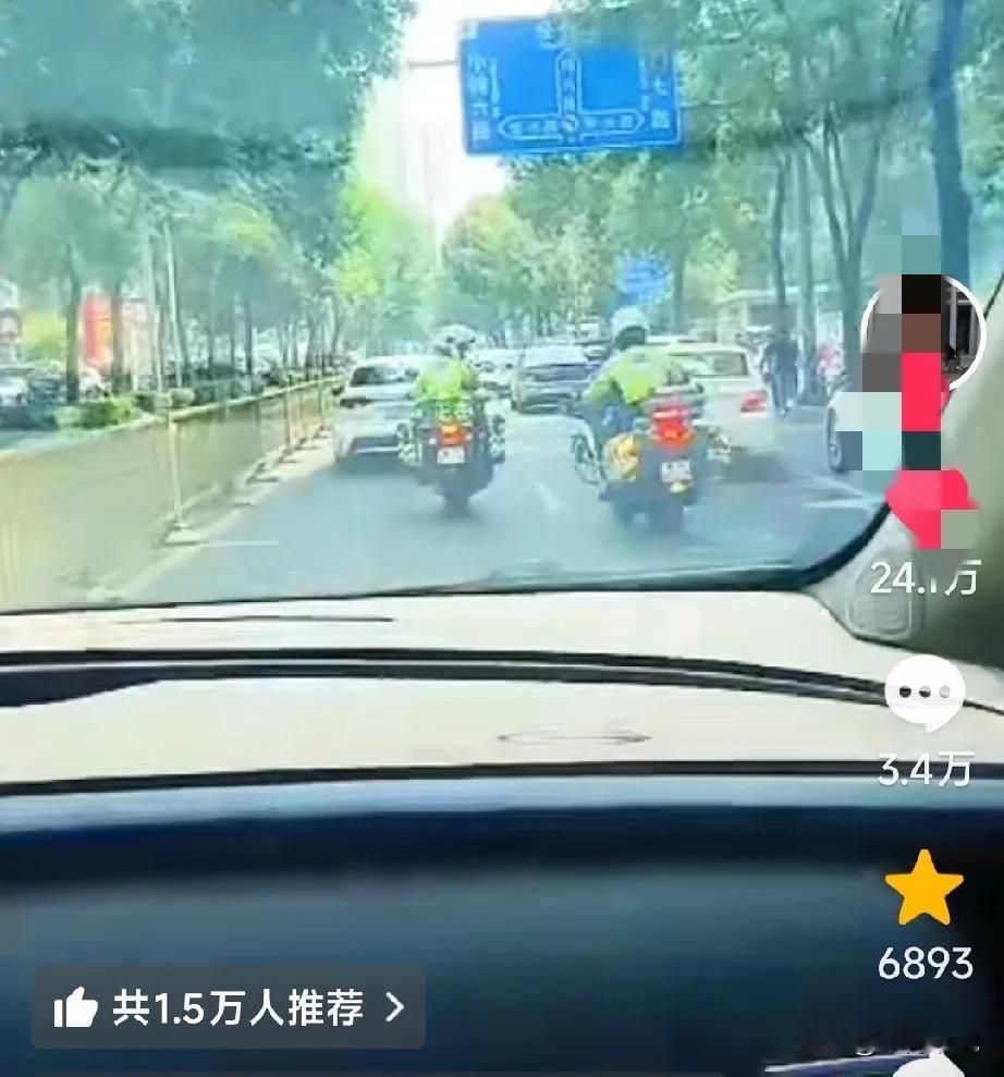 济南交警真是名不虚传！
7月10号，一个网友发的一段视频，把大家看哭了。网友的母