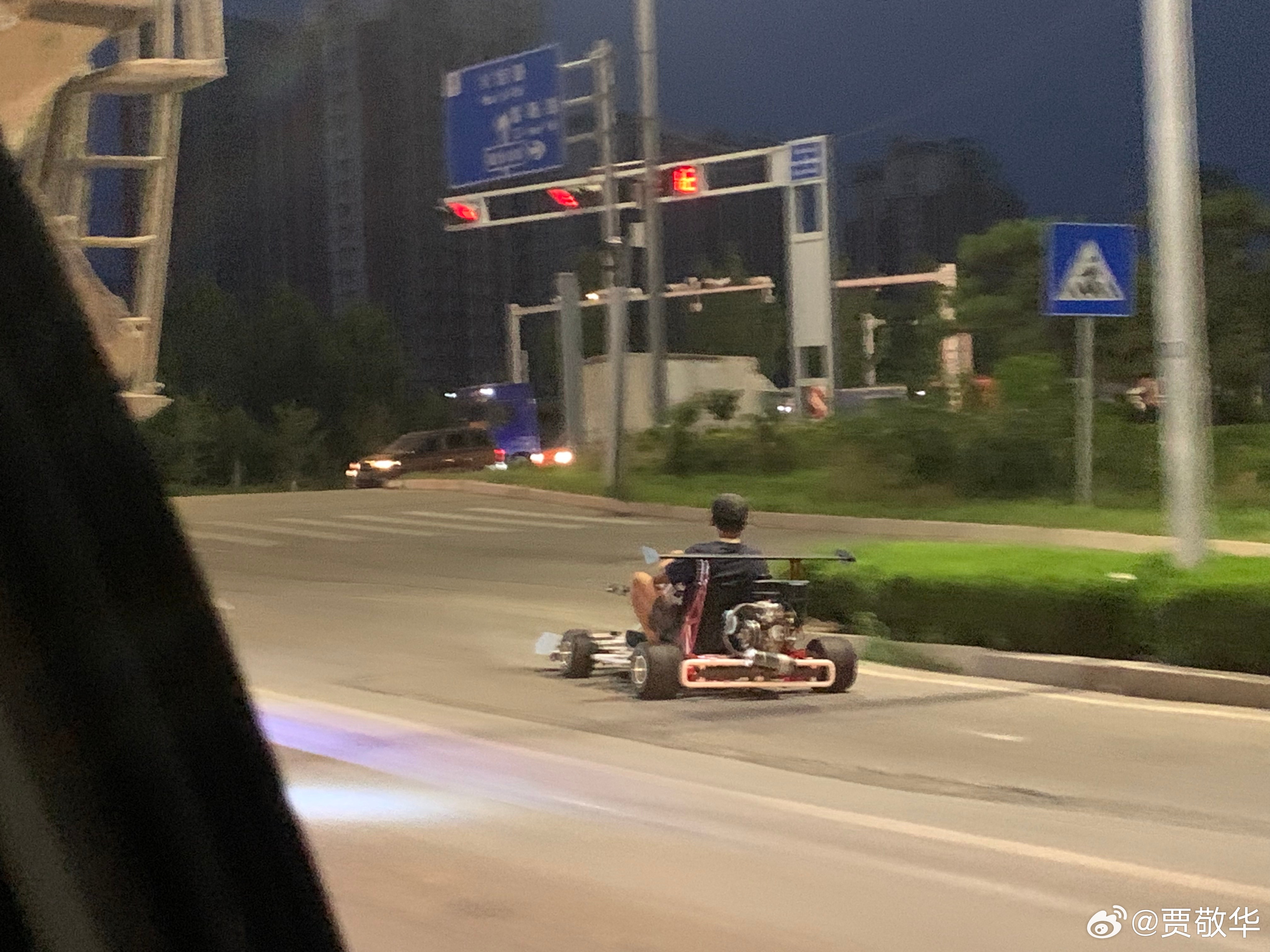 现在我们大济宁不仅三轮车可以上高架，卡丁车也开始上路了？这是本地粉丝反馈的问题，
