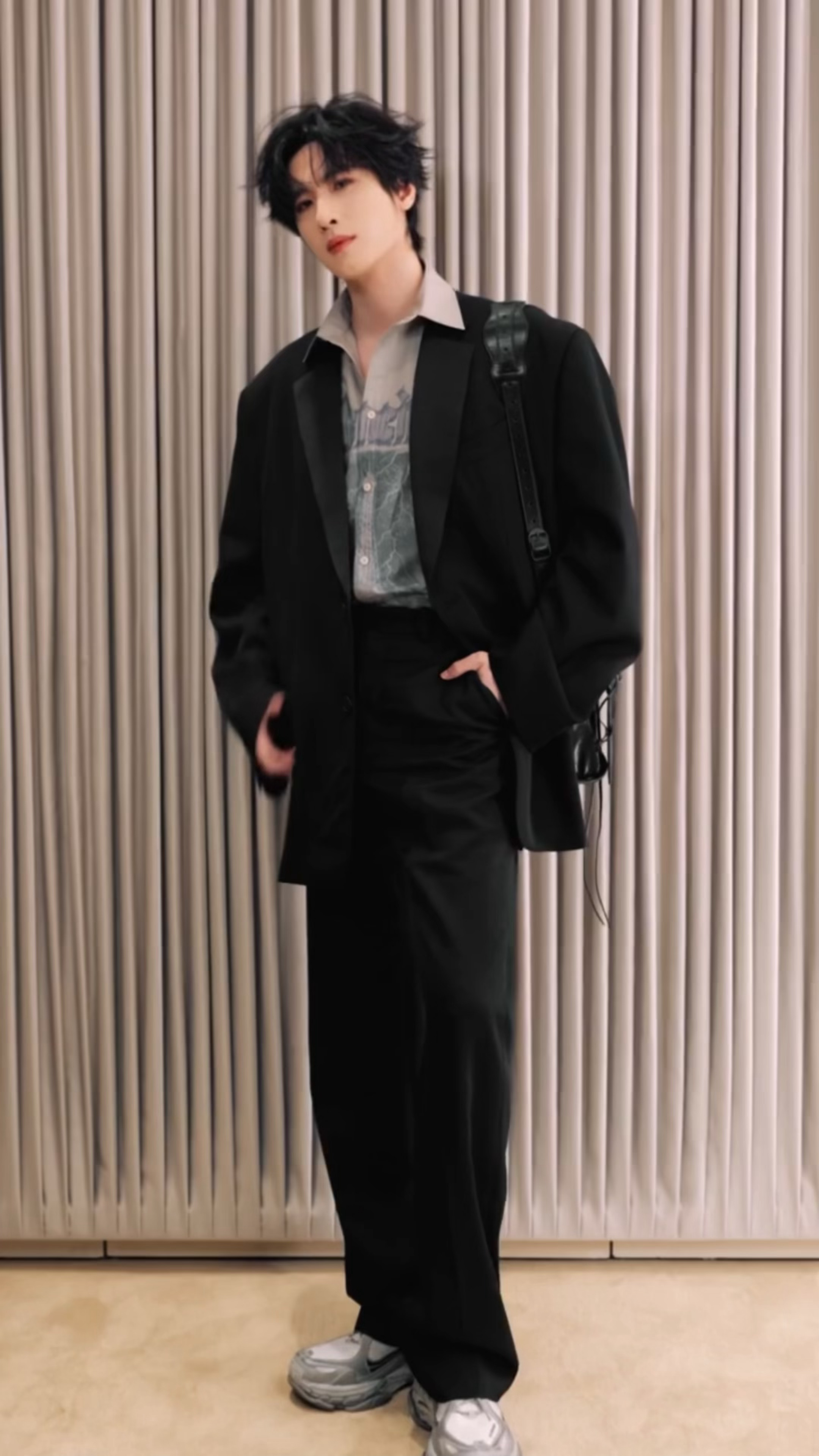 红豆生南国，展轩胜男模。还是好喜欢巴黎世家这身混搭！ 