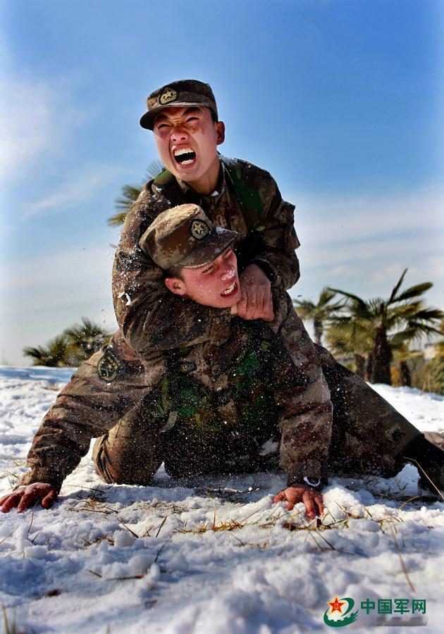 【军旅话题】 很多侦察兵身上都有两个“记号”，当过兵的人才看得出来。

渡江侦察